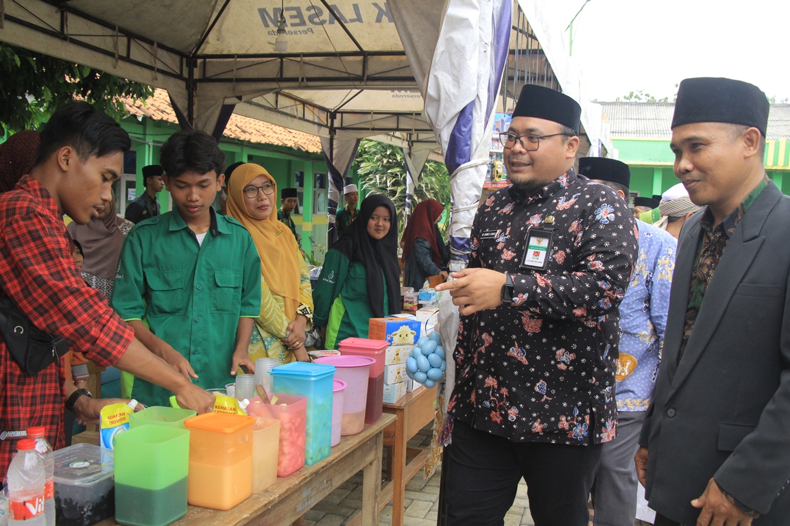 CICIPI JAJANAN: Wakil Bupati Rembang Mochamad Hanies Cholil Barro