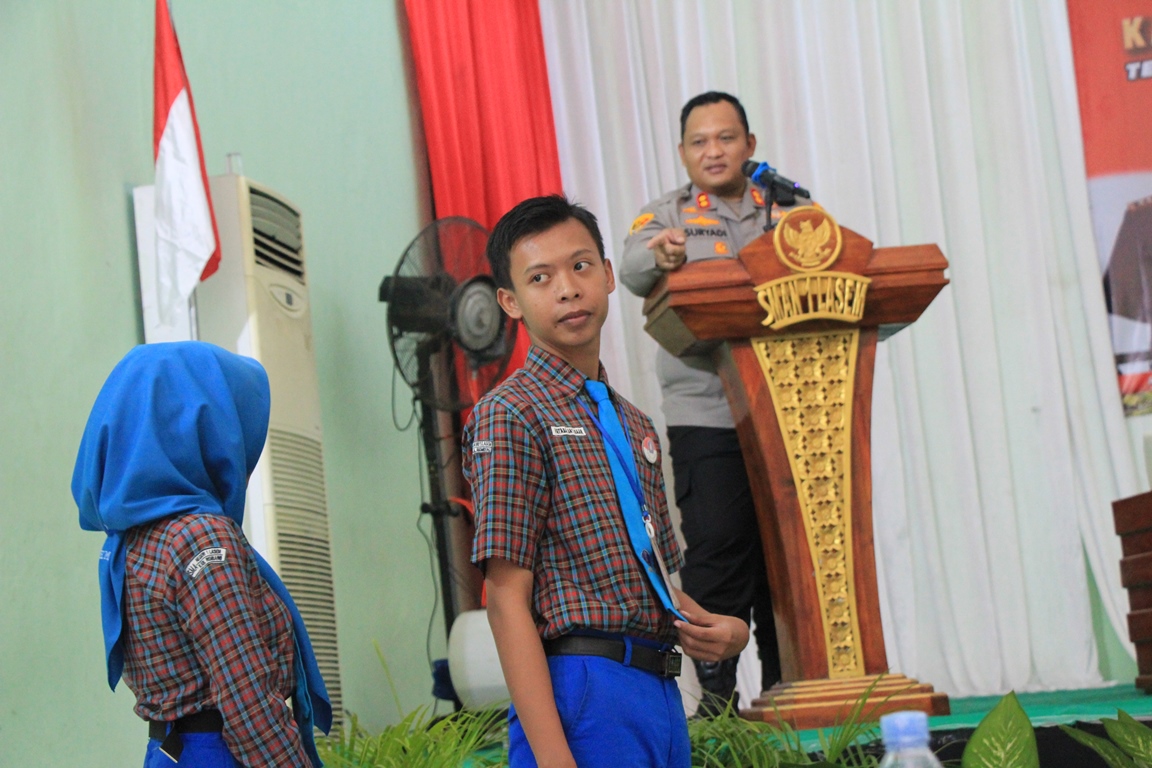 TURUN LANGSUNG: Kapolres Rembang AKBP Suryadi turun langsung ke sekolahan-sekolahan untuk memberi edukasi tertib lalu lintas.