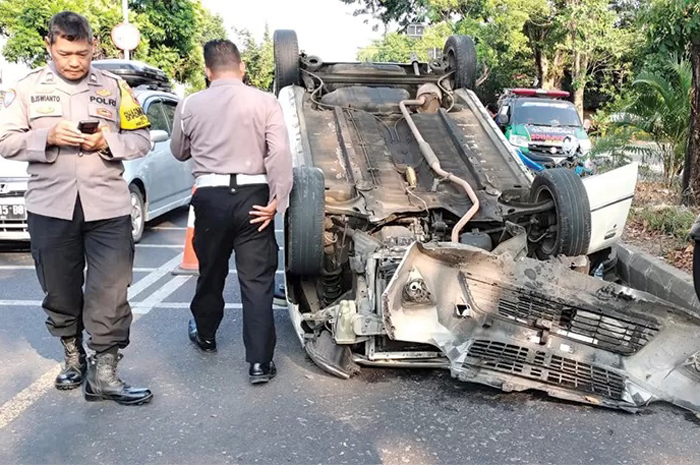 NAHAS: Mobil bernomor polisi AD 1019 MS terbalik di ruas Jalan Dr Rajiman, kemarin.