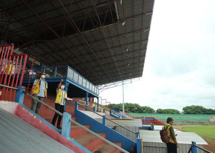 UPAYA PENUHI STANDAR: Tim evaluasi kelayakan stadion dari Kementerian PUPR mengecek kelayakan Stadion GBK Jepara akhir tahun lalu.
