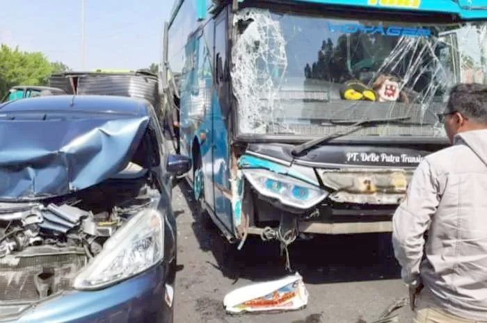 Kecelakaan beruntun melibatkan delapan kendaraan di tol janglis Semarang Rabu (26/7/2023).