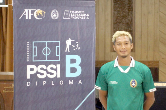 DUA TUGAS: Qischil Gandrum Minny, pemain Persijap Jepara yang saat ini ikut kursus kepelatihan peningkatan lisensi di Batu.