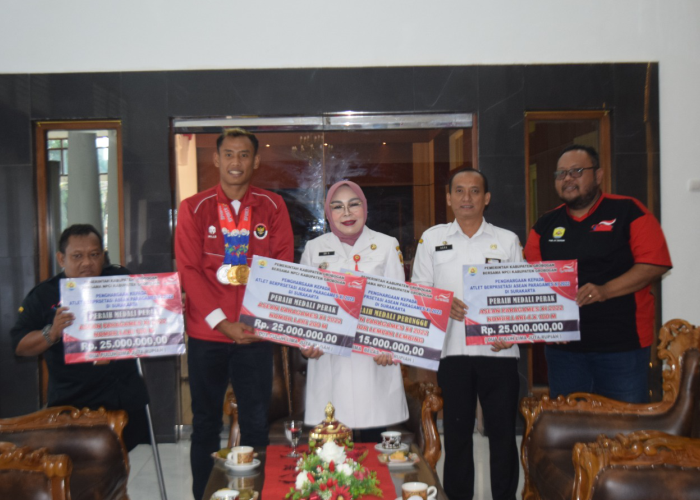 DAPAT BONUS: Bupati Sri Sumarni memberikan bonus kepada Rizal Bagus Saktiyono atlet difabel yang berprestasi di ajang ASEAN Para Games 2022 dan 2023.