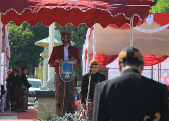 PIMPIN: Bupati Abdul Hafidz saat memimpin upacara Hari Jadi ke-282 di Alun-alun Rembang pada Kamis (27/7).