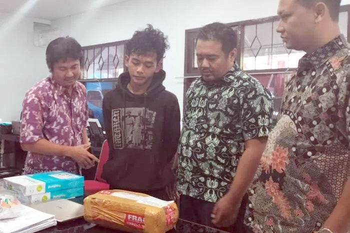Petugas BNN Jateng menunjukkan tersangka beserta barang bukti satu kilogram ganjar.