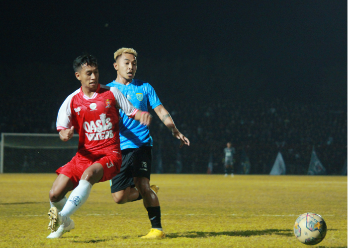 BUTUH LAGI: Pemain Persela Lamongan membayangi pemain Persijap dalam laga uji coba di Stadion GBK Jepara belum lama ini.
