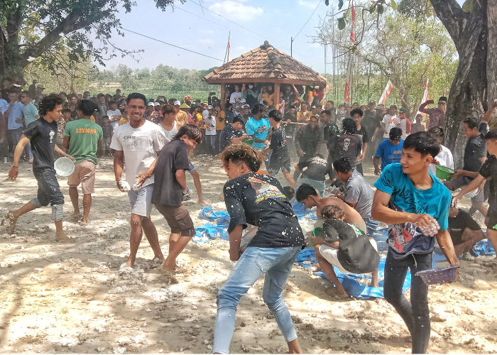 SERU: Warga mengikuti tradisi tawur nasi di Desa Pelemsari, Sumber, Rembang,&nbsp; pada Rabu (26/7).