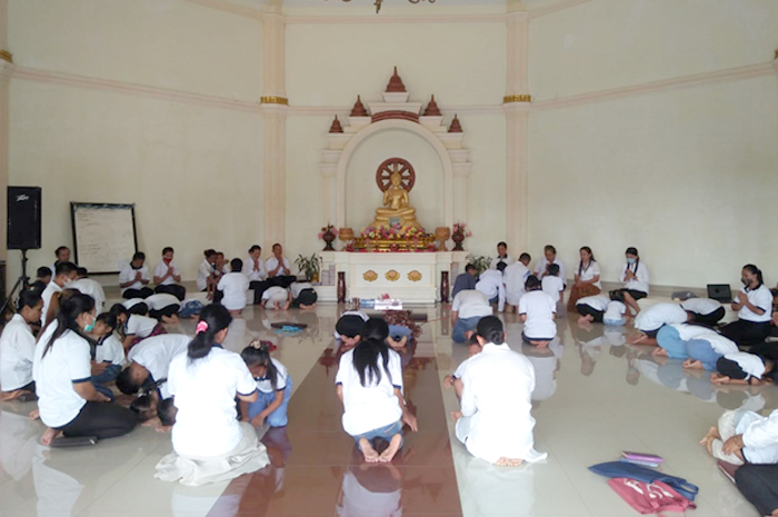 RUKUN: Umat Buddha di Desa Jrahi saat melakukan ritual keagamaannya belum lama ini di vihara desa setempat yang menjadi Kampung Moderasi Beragama.
