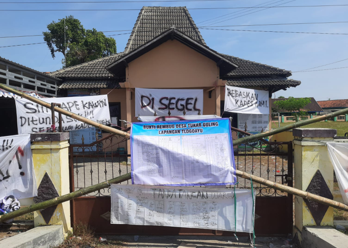 DISEGEL: Warga Tlogoayu menyegel  balai desa usai sang kades ditahan Polda Jateng baru-baru ini.