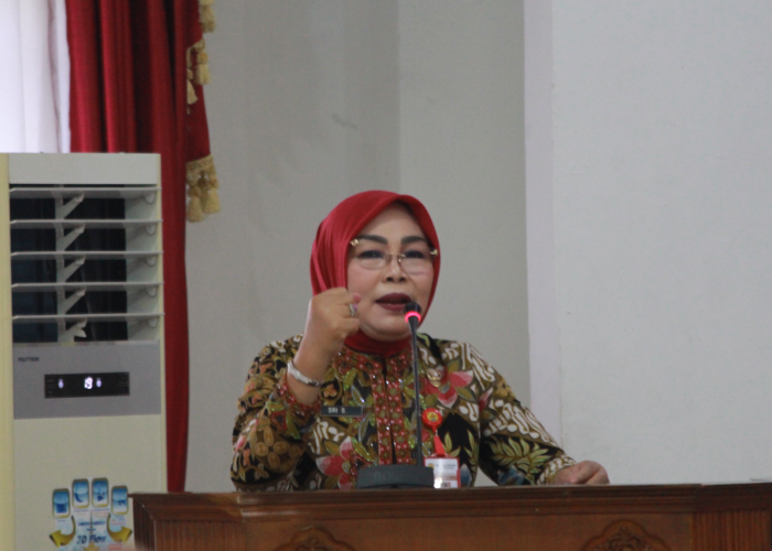 BERIKAN HIMBAUAN: Bupati Sri Sumarni memberikan imbauan kepada seluruh OPD agar mempercepat program dalam rapat tiwulan II di gedung riptaloka Setda Grobogan, Jumat (28/7).