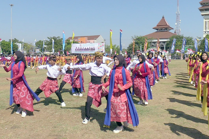 NGURI-URI BUDAYA: Tari Orek-Orek turut memeriahkan upacara Hari Jadi ke-282 Rembang di alun-alun kemarin.