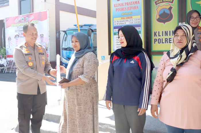 Polres Jepara bersama Pemkab memberikan pelayanan keluarga berencana gratis bagi masyarakat, Kamis (27/7), peringati Hari Bhayangkari ke-77 .