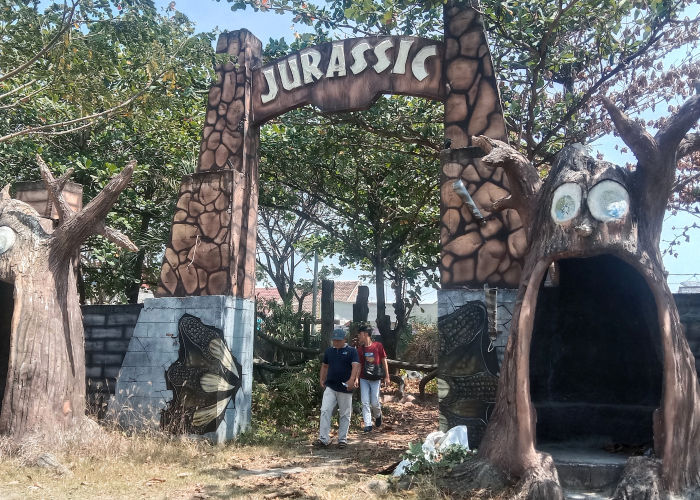 RUSAK: Kondisi Jurassic Park, salah satu wahana di Taman Kartini Rembang memperihatinkan.