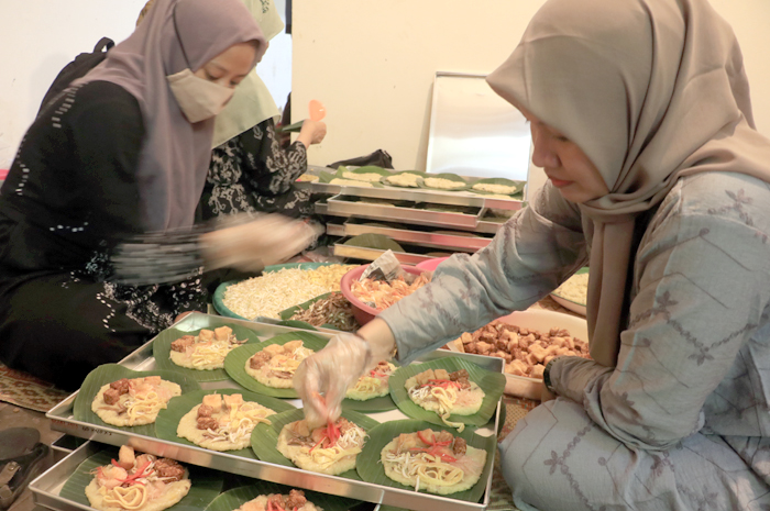 BUBUR KHAS MUHARRAM: Warga di sekitar di Menara Kudus menyiapkan 1.050 porsi bubur asyuro yang selanjutnya dibagikan kepada warga sekitar kemarin.  