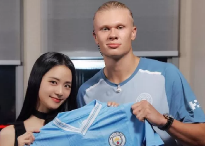 Erling Haaland bersama bintang KPOP Jisoo BLACKPINK.