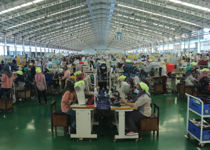 MENGUASAI: Kegiatan industri salah satu perusahaan alas kaki di Jepara baru-baru ini.