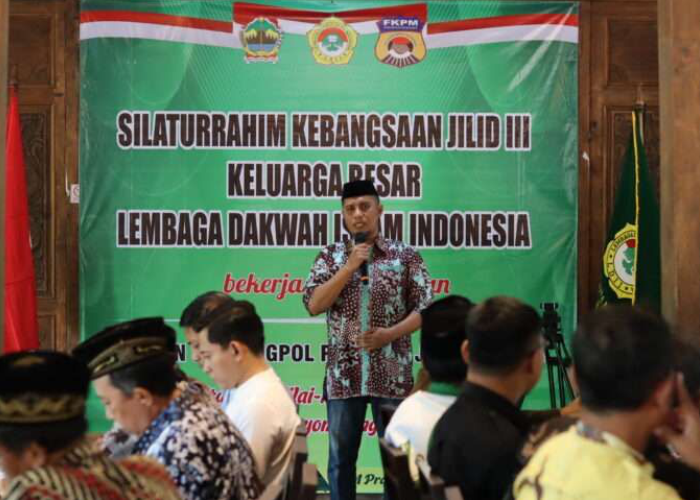 SAMBUTAN: Ketua DPD LDII Kabupaten Rembang Muhammad Arief saat menyampaikan sambutan sebelum webinar dimulai pada Sabtu (29/7).
