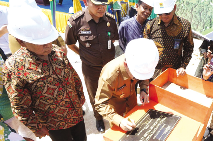 BIOMASS: Pj Bupati Aceh Tamiang Meurah Budiman (tengah) didampingi GM PLN UID Aceh Parulian Noviandri (kanan) menandatangani prasasti pembangunan PLTBm pada Selasa (25/7).