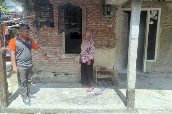 OLAH TKP: Anggota dari Polsek Grobogan melakukan olah TKP pencurian sepeda di Desa Ngabenrejo, Kecamatan Grobogan.