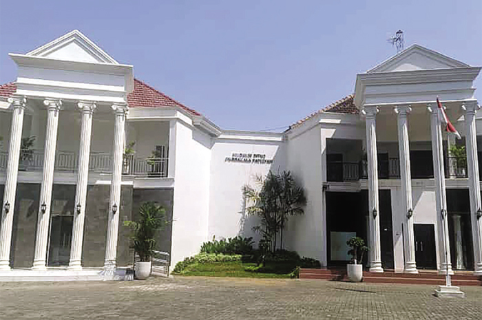 MEMBAHAYAKAN: Museum Patiayam tidak memiliki pagar. Padahal museum ini menyimpan ribuan fosil.