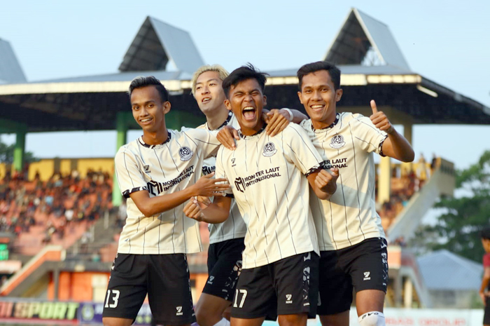 HASIL POSITIF: Para pemain Persipa selebrasi usai mencetak gol saat laga uji coba melawan Persekat Tegal di Stadion Tri Sanja Slawi, Minggu (30/7) sore.