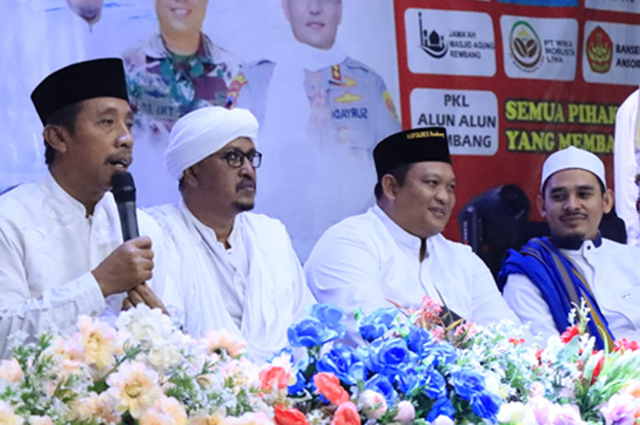 CARI BERKAH: Bupati Rembang dan Wakil Bupati Rembang bersama Kapolres Rembang, dan Dandim 0720 Rembang, Camat Rembang, salawatan bersama habib, Sabtu hingga Minggu dini hari.