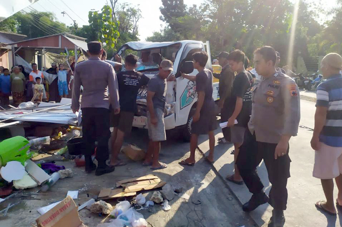 OLAH TKP: Anggota Polres Grobogan melakukan oleh TKP kecelakaan truk menabrak satu unit warung Es di Desa/Kecamatan Ngaringan, Sabtu (29/7).