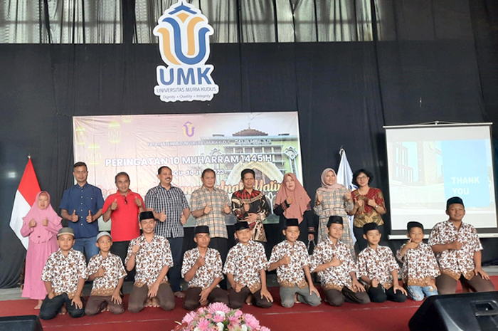 SANTUNAN: YP UMK Kudus berbagi dan foto bersama dengan anak-anak yatim piatu dari Yayasan Badan Wakaf Al Ikhsan (Panti Asuhan Melati) di Serua Coffee.