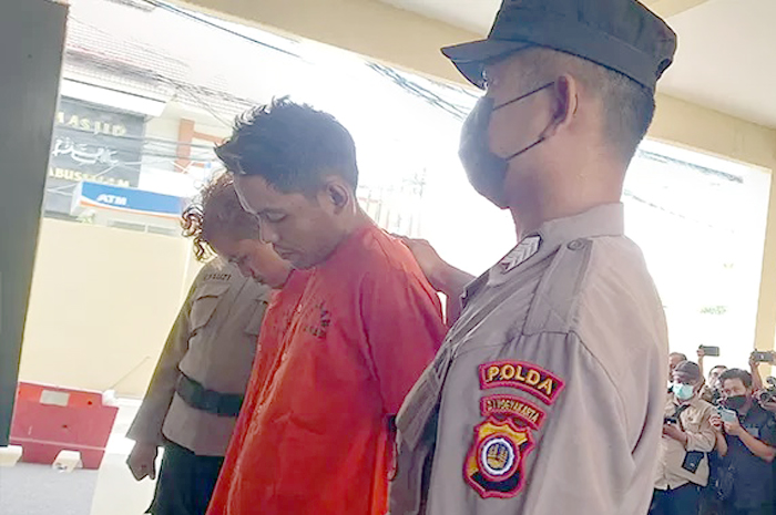 SADIS: Dua pelaku mutilasi, RD dan Waliyin, hanya bisa tertunduk saat dihadirkan dalam konferensi pers di Mapolda DIJ, Minggu (16/7/23). Polisi menyita sejumlah barang bukti dalam kasus ini.