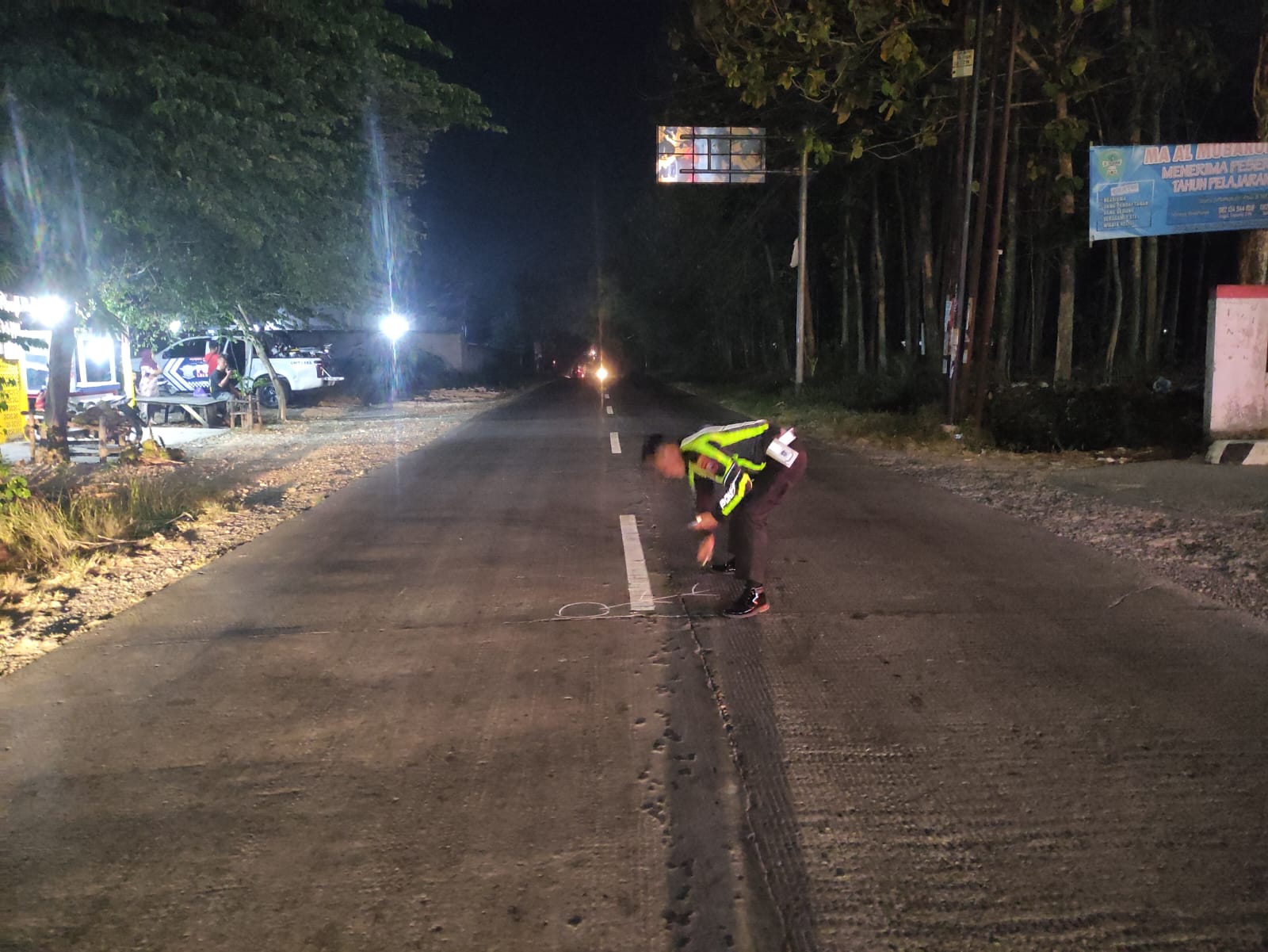 OLAH TKP : Anggota Satlantas Polres Grobogan melakukan olah TKP di lokasi kecelakaan tepatnya di Jalan Purwodadi-Blora turut Desa/Kecamatan Ngaringan baru-baru ini.