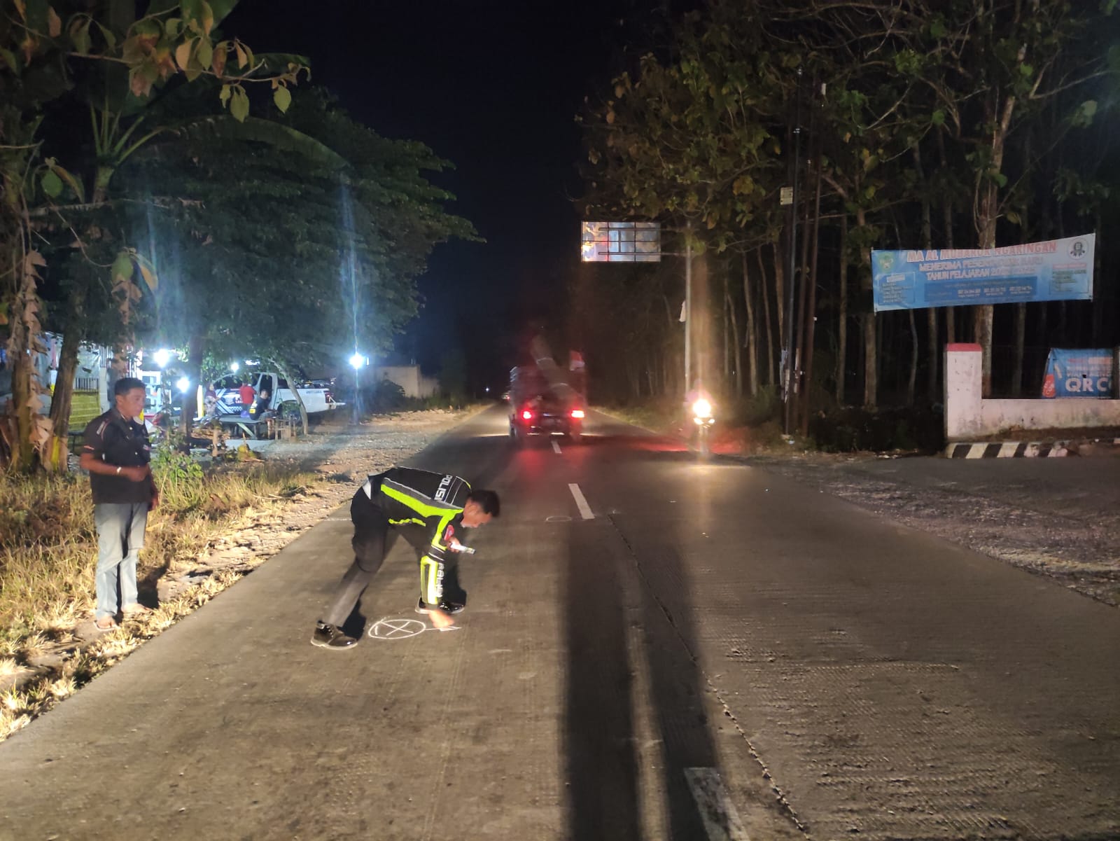 OLAH TKP : Anggota Satlantas Polres Grobogan melakukan olah TKP di lokasi kecelakaan tepatnya di Jalan Purwodadi-Blora turut Desa/Kecamatan Ngaringan baru-baru ini.