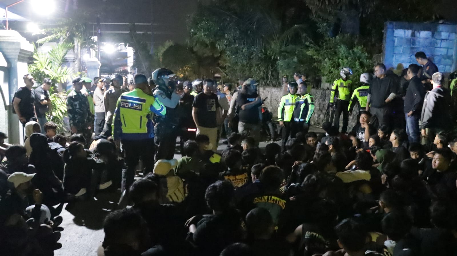 PENUH: Ratusan pesilat dari salah satu perguruan diamankan Polres Blora.