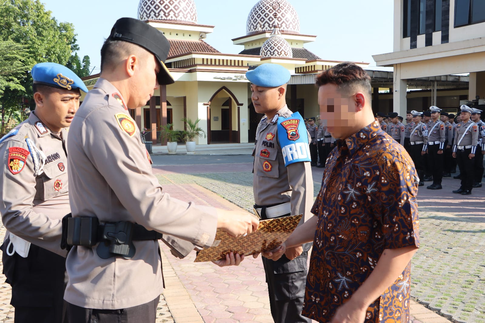 DICOPOT: Wakapolres Grobogan Kompol Gali Atmajaya menyerahkan SK pencopotan satu anggota Polres Grobogan yang melanggar kode etik usai apel upacara pagi, Senin (31/7).