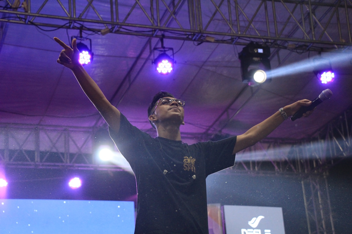 BERNYANYI: Hasan, vokalis Aftershine berhasil menghipnotis ribuan penonton di konser Rembang Gemilang pada Minggu (30/7) malam.