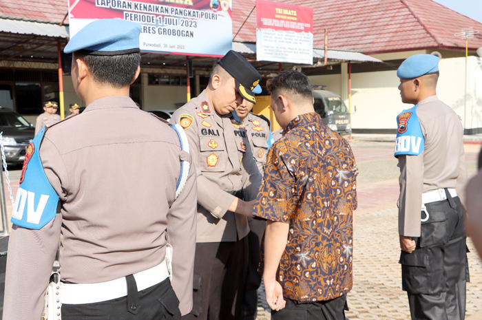 DICOPOT: Wakapolres Grobogan Kompol Gali Atmajaya menyerahkan SK pencopotan anggota Polri yang melanggar kode etik usai apel upacara pagi, Senin (31/7).