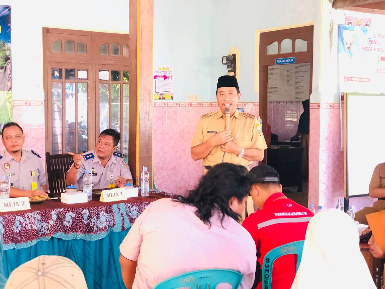 SAMBUTAN: Bupati Rembang Abdul Hafidz bersama perwakilan BPN Rembang saat memberikan sambutan pada acara pemberian sertifikat program PTSL, Senin (31/7).