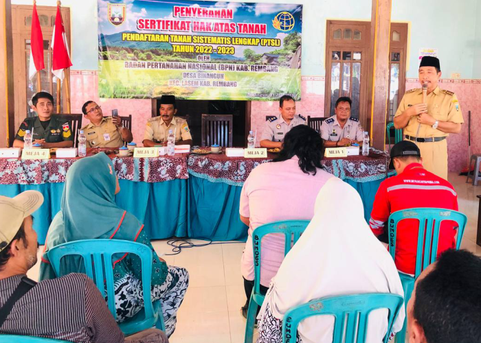 SAMBUTAN: Bupati Rembang Abdul Hafidz bersama perwakilan BPN Rembang saat menyerahkan sertifikat PTSL pada Senin (31/7).