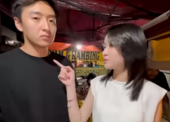 Catheez dan Yusuke saat bikin konten di angkringan.