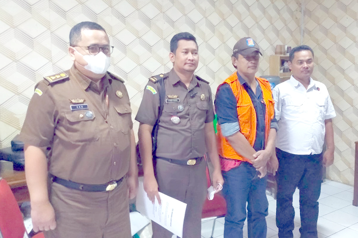 DITANGKAP: Tim Kejari Pati mengamankan mantan Kades DPO di Kantor Kejari setempat belum lama ini.