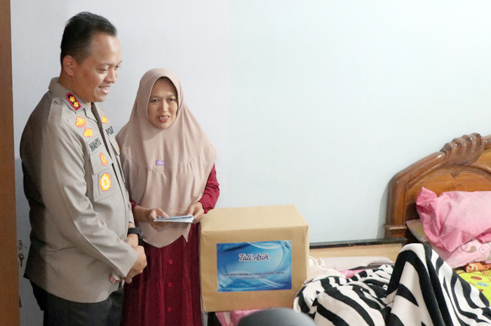 JENGUK: Kapolres Jepara AKBP Wahyu Nugroho Setyawan melihat langsung kondisi anak yang tersengat listrik kemarin.