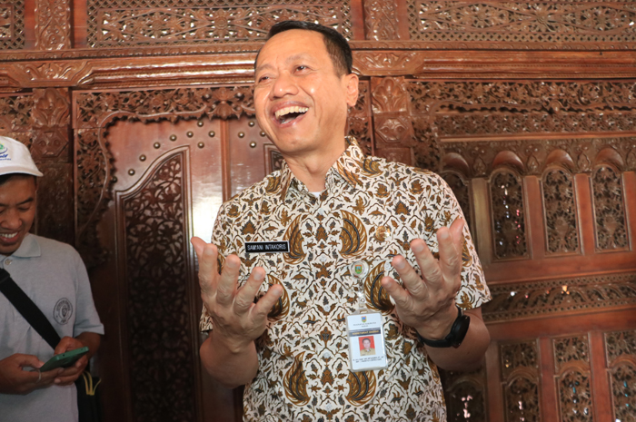 SIAP EMBAN TUGAS: Sekda Kudus Samani Intakoris usai dilantik menjadi Kadinas Perpusda oleh Bupati Kudus Hartopo, Selasa (01/8).
