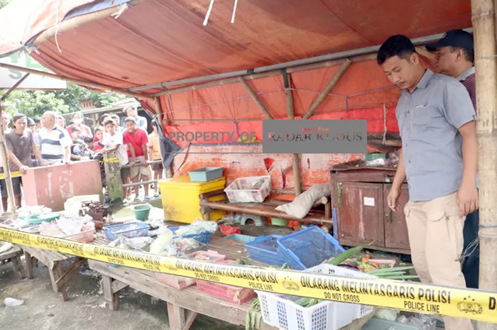 JADI TONTONAN: Personel polisi dari Polsek Bae meninjau lokasi penusukan yang berada di lapak sayur depan mini market Jalan Sosrokartono, Desa Panjang, Bae, Kudus, Jumat (17/2) lalu.