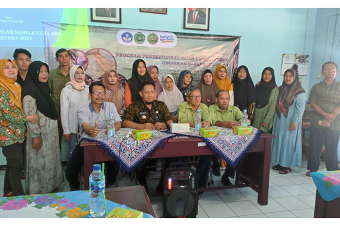 SINERGI: Tim Pengabdian Unisnu dan Unwahas foto bersama produsen ikan tengiri di Kelurahan Pengkol.