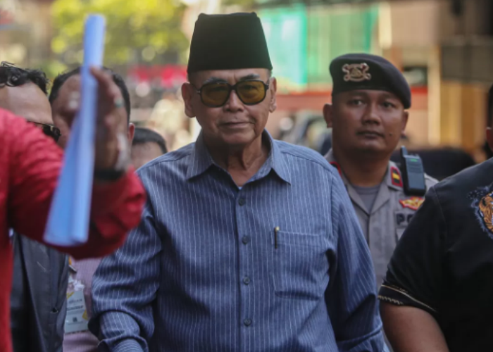 Pimpinan Pondok Pesantren Al Zaytun Panji Gumilang berjalan menjalani pemeriksaan di Bareskrim Mabes Polri, Jakarta, Selasa (1/8/2023).