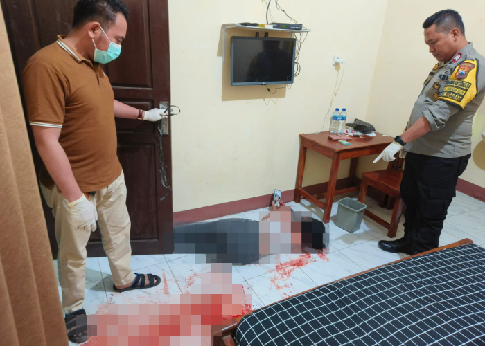 BERSIMBAH DARAH: Seorang pemandu lagu berinisial AD ditemukan dengan kondisi bersimbah darah di salah satu penginapan di Desa Narukan, Kecamatan Kragan pada Senin (31/7).