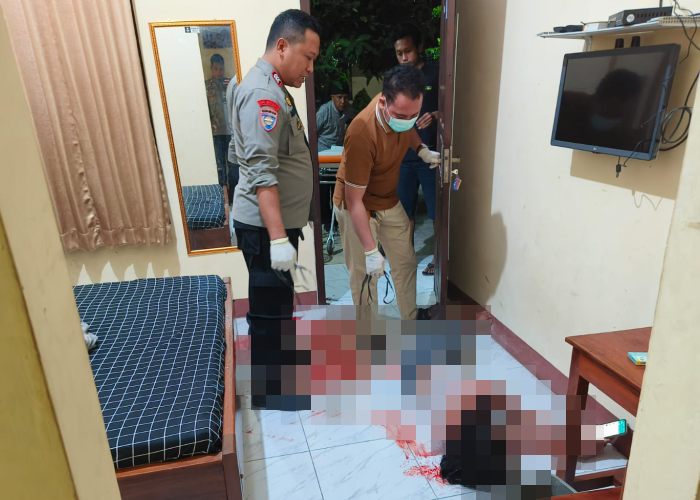 BERSIMBAH DARAH: Seorang pemandu lagu asal Bogor, Jawa Barat berinisial AD ditemukan dengan kondisi bersimbah darah di salah satu penginapan di Desa Narukan, Kecamatan Kragan pada Senin (31/7).