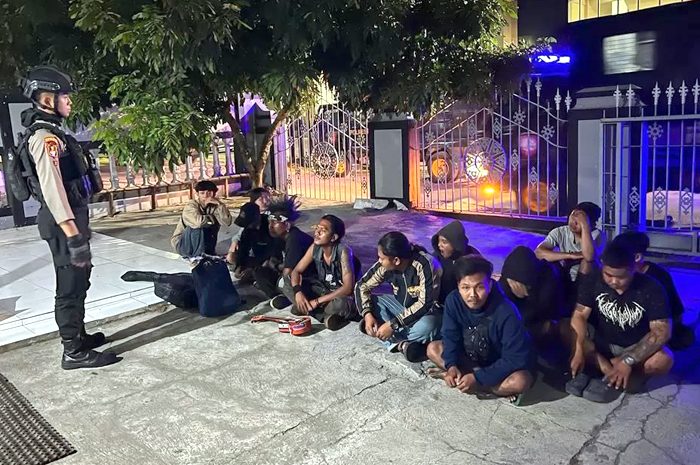 Sat Samapta Polresta Surakarta mengamankan sejumlah pemuda yang hendak melakukan tawuran, Selasa (1/8/2023) dini hari.