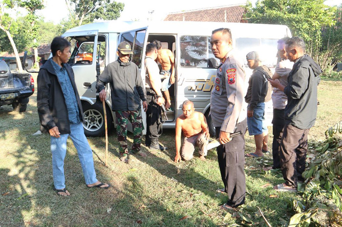BEKUK: Anggota kepolisian bersama Perhutani tangkap terduga pelaku ilegal logging.