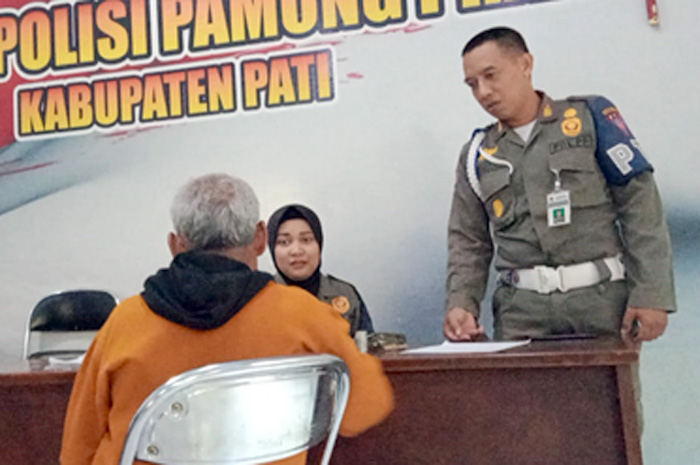 Petugas Satpol PP Pati memberikan pembinaan kepada seorang pengemis di kantor setempat, Rabu (2/8).