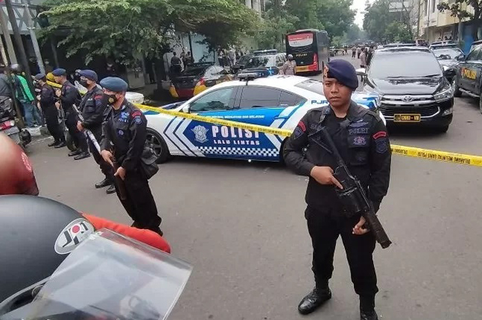Personel Brimob berjaga di kawasan sekitar Polsek Astanaanyar, Kota Bandung, Rabu (7/12).